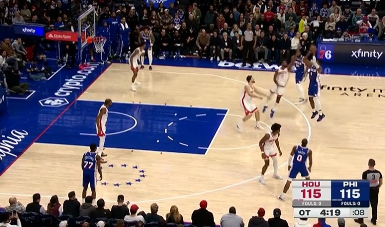 V体育下载-你终于站出来了！乔治接恩比德手递手 弧顶干拔三分命中！