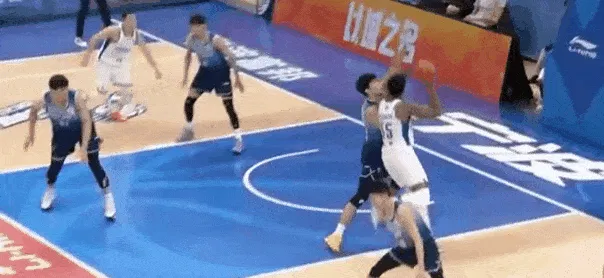 V体育官网-俞长栋争抢篮板时与王奕博手臂纠缠到一起，随后痛苦倒地